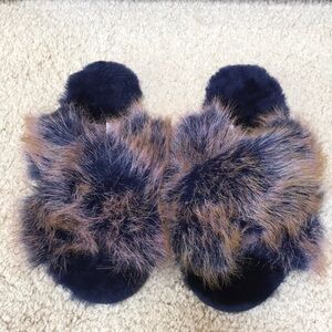 Emu Australia SZ 7 Mayberry lava furry slippers.